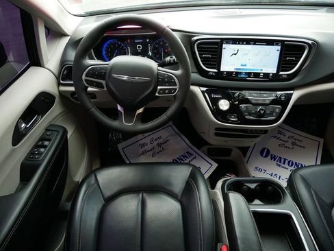 Used 2023 Chrysler Pacifica Touring-L image 9