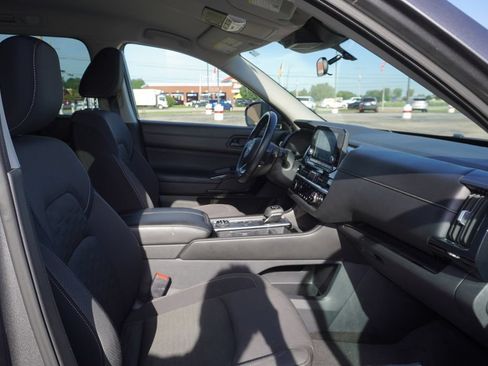 Used 2025 Nissan Pathfinder SV AWD/4WD image 9
