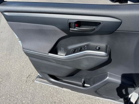 Used 2024 Toyota Highlander LE image 21