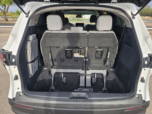 Used 2025 Toyota Sienna LE image 18