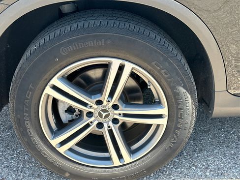 Used 2020 Mercedes-Benz GLC 300 4MATIC w/ Premium Package image 25