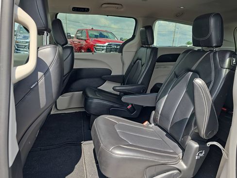 Used 2023 Chrysler Pacifica Touring-L FWD image 34