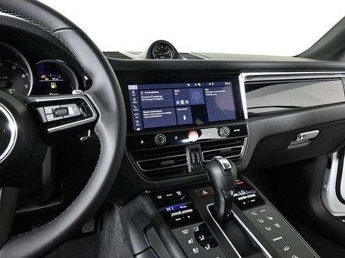 Certified 2026 Porsche Macan AWD/4WD image 12