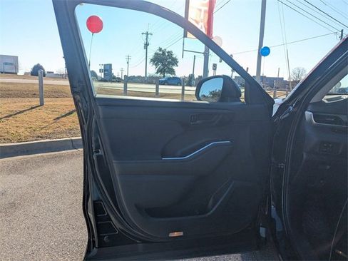 Used 2023 Toyota Highlander LE image 11