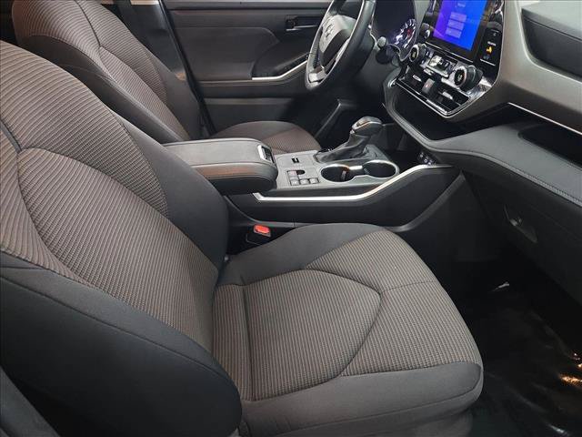 Used 2024 Toyota Highlander LE FWD image 19