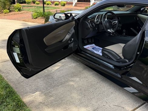 Used 2010 Chevrolet Camaro SS RWD image 48