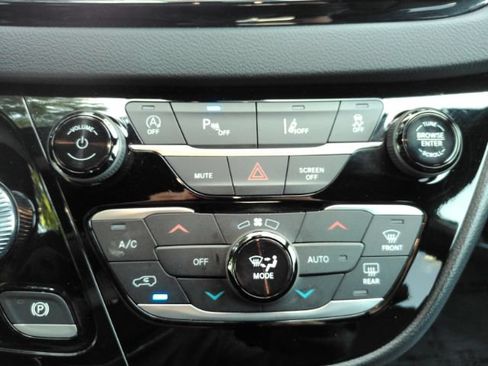 Used 2025 Chrysler Pacifica Select FWD image 51