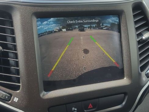 Used 2020 Jeep Cherokee Trailhawk w/ Comfort/Convenience Group AWD/4WD image 18