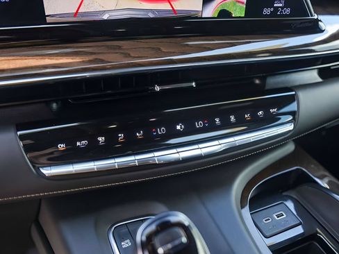 Certified 2024 Cadillac Escalade Sport Platinum w/ LPO, Floor Liner Package AWD/4WD image 18