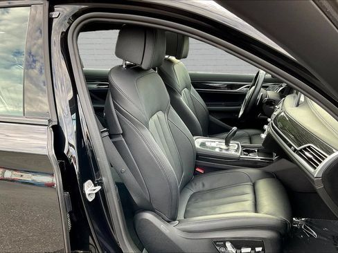 Used 2022 BMW 740i w/ M Sport Package RWD image 19