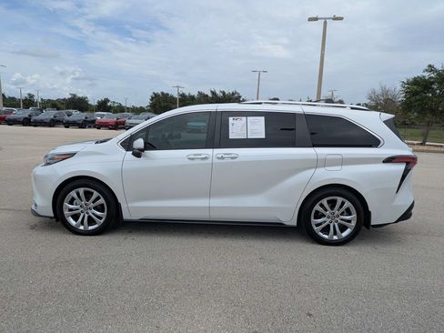 Used 2024 Toyota Sienna Platinum FWD image 8