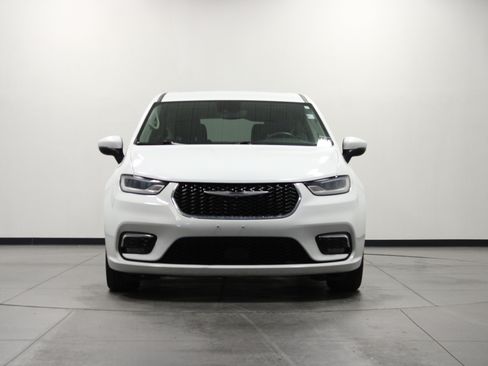 Used 2023 Chrysler Pacifica Touring-L FWD image 9