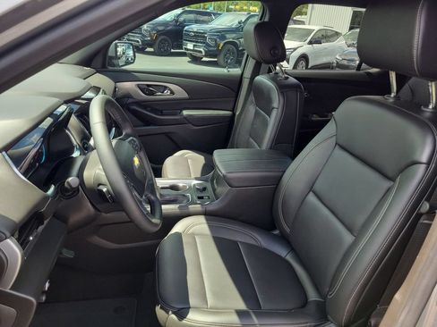 Used 2023 Chevrolet Traverse LT w/ LT Premium Package AWD/4WD image 19