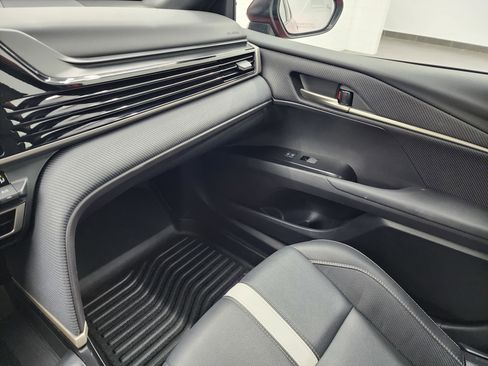 Used 2025 Toyota Camry SE image 12