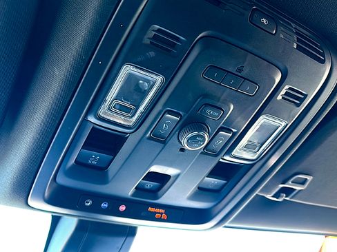 Used 2022 GMC Yukon Denali w/ Denali Premium Package image 37