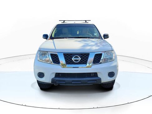 Used 2014 Nissan Frontier SV image 2