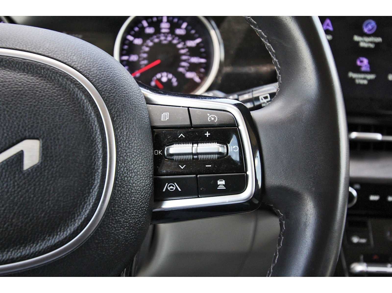 Used 2024 Kia Carnival EX FWD image 17
