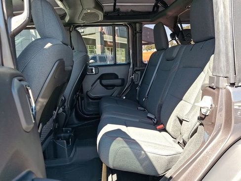 Used 2025 Jeep Wrangler Unlimited Rubicon w/ Convenience Group AWD/4WD image 5