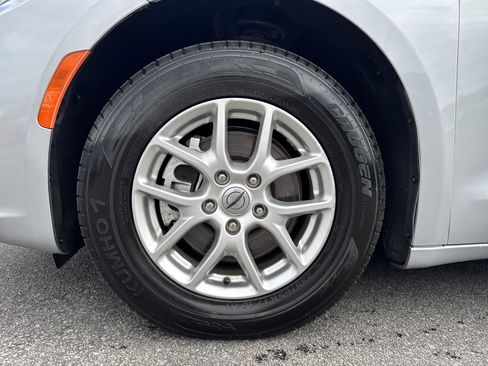 Used 2024 Chrysler Pacifica Touring-L image 12