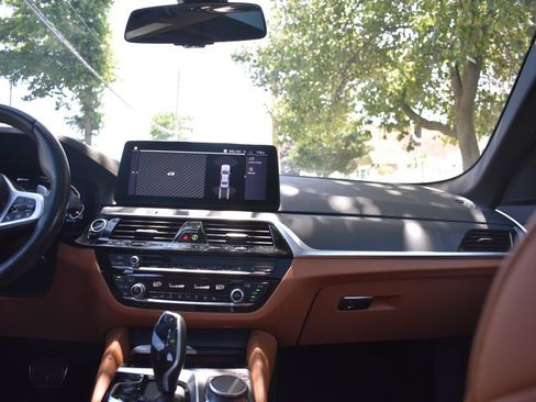Used 2023 BMW 530e xDrive w/ M Sport Package AWD/4WD image 31