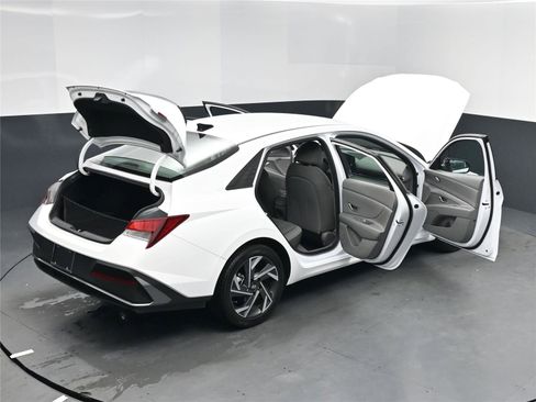 Certified 2025 Hyundai Elantra Sport image 20