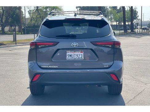 Used 2024 Toyota Highlander XLE FWD image 5