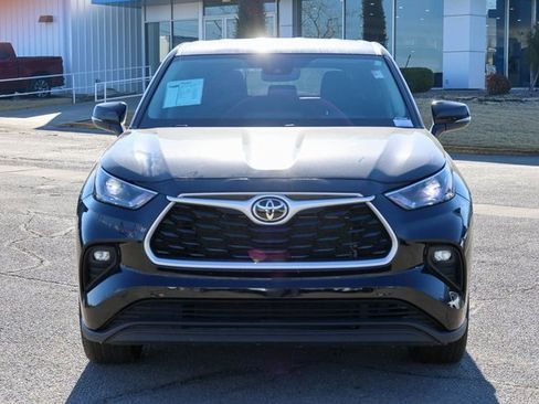 Used 2023 Toyota Highlander LE image 2