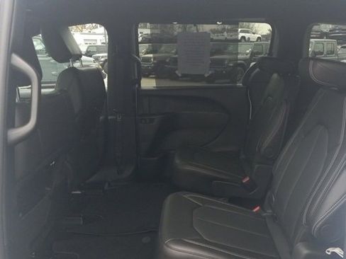 New 2025 Chrysler Pacifica Select image 12
