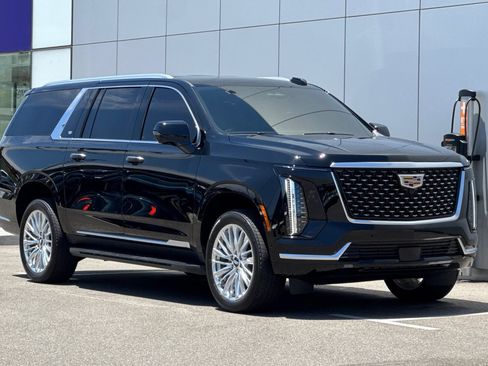 Used 2025 Cadillac Escalade ESV Luxury AWD/4WD image 7