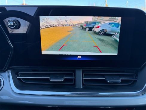Used 2025 Chevrolet Trax LT w/ LT Convenience Package image 19