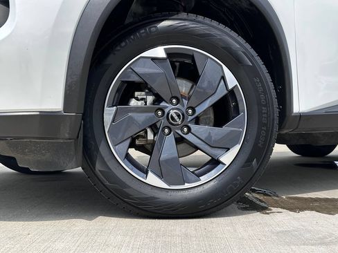 Used 2024 Nissan Rogue SV FWD image 3