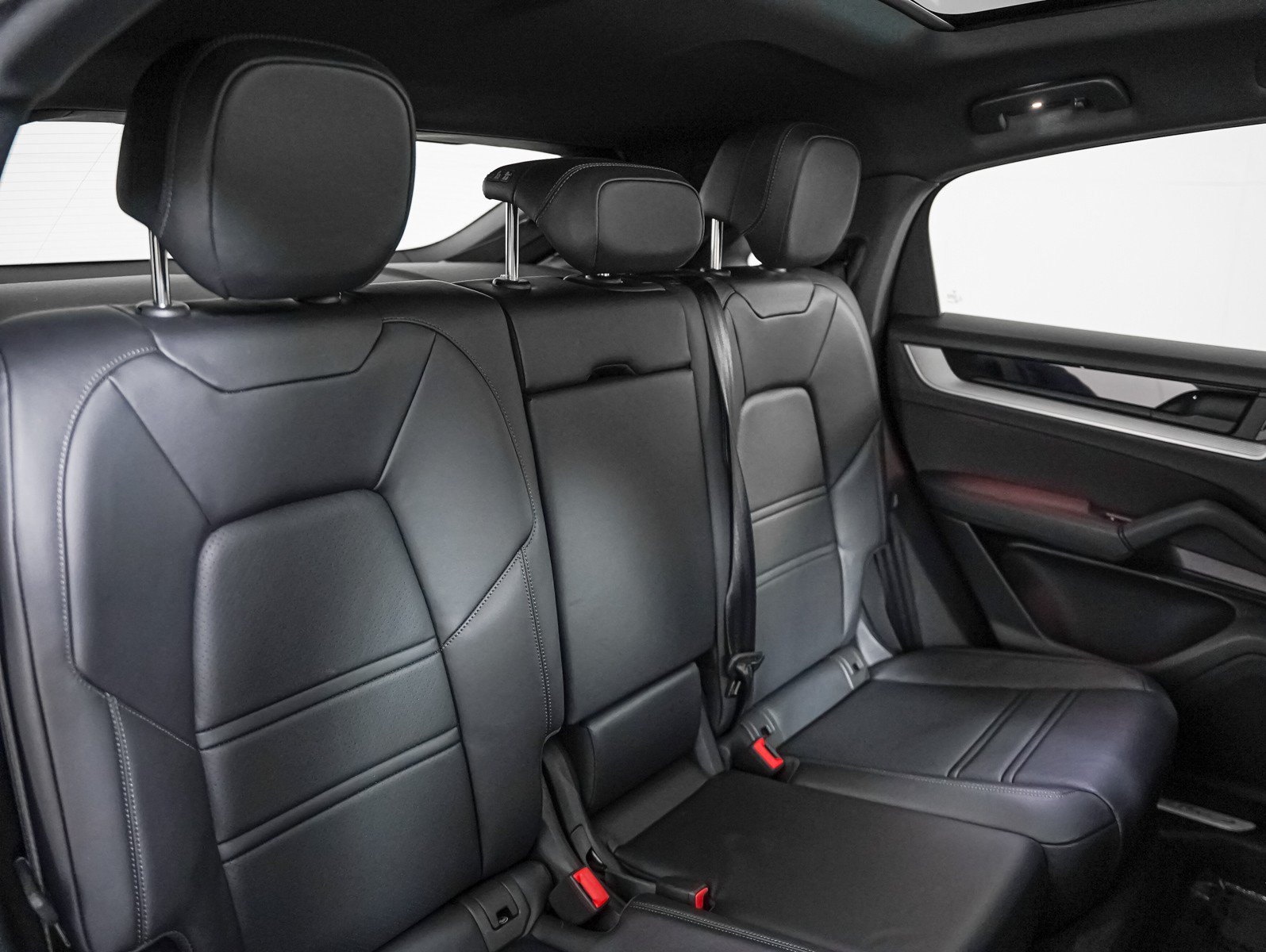 Certified 2025 Porsche Cayenne Coupe AWD/4WD image 6