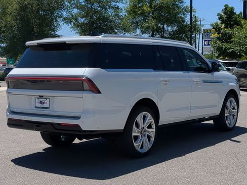New 2025 Lincoln Navigator L Reserve image 3