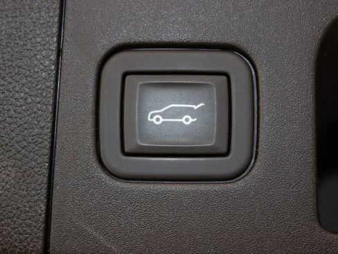 Used 2023 Cadillac XT4 Luxury w/ Cold Weather Package AWD/4WD image 15