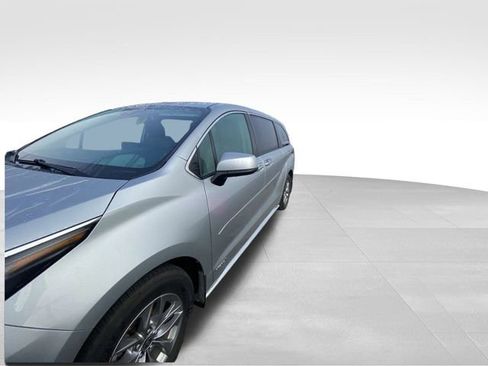Used 2021 Toyota Sienna XLE image 2