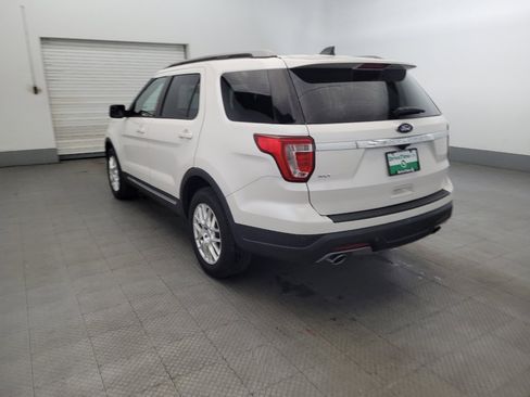 Used 2018 Ford Explorer XLT image 5