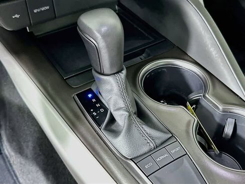Used 2024 Toyota Camry SE w/ Convenience Package FWD image 17