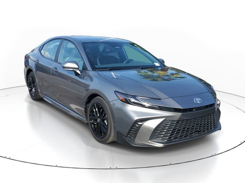 Used 2025 Toyota Camry SE FWD image 2