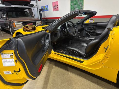 Used 2004 Chevrolet Corvette Convertible w/ Preferred Equipment Group RWD image 76