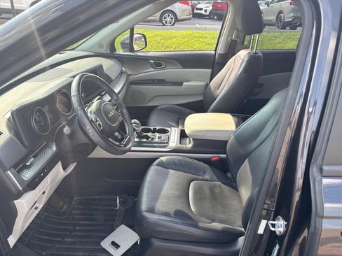 Used 2024 Kia Carnival LX FWD image 3
