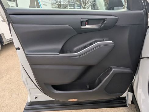 Used 2023 Toyota Highlander XLE image 15