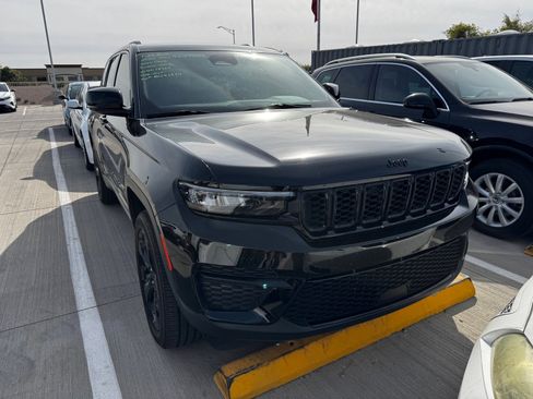 Used 2024 Jeep Grand Cherokee Altitude image 5