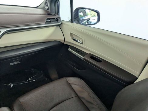 Certified 2022 Toyota Sienna Platinum FWD image 42