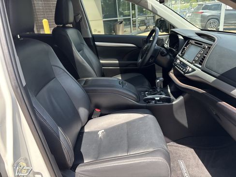 Used 2019 Toyota Highlander XLE FWD image 34