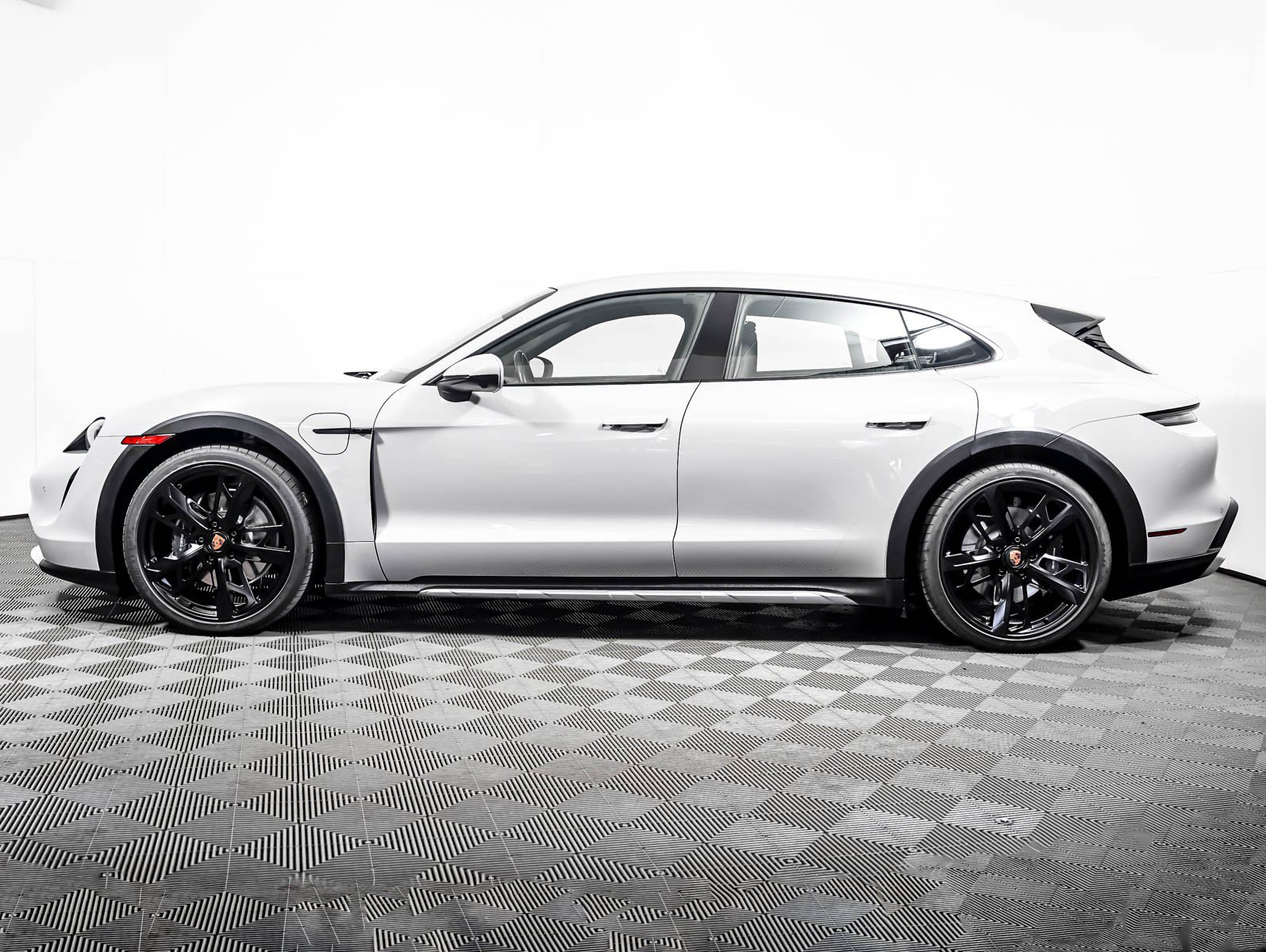 Certified 2023 Porsche Taycan 4 Cross Turismo AWD/4WD image 2