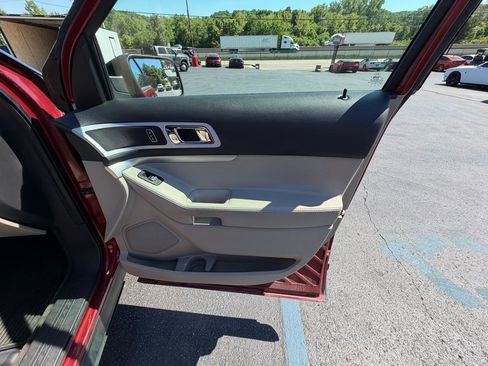 Used 2014 Ford Explorer XLT w/ Equipment Group 202A AWD/4WD image 41