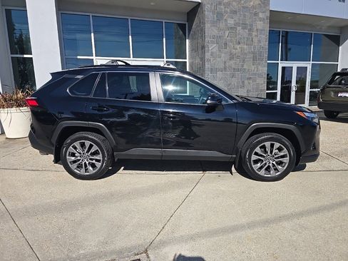 Used 2022 Toyota RAV4 XLE Premium image 17