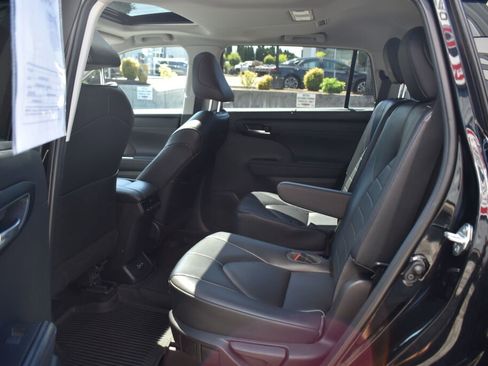 Used 2023 Toyota Highlander XLE AWD/4WD image 20