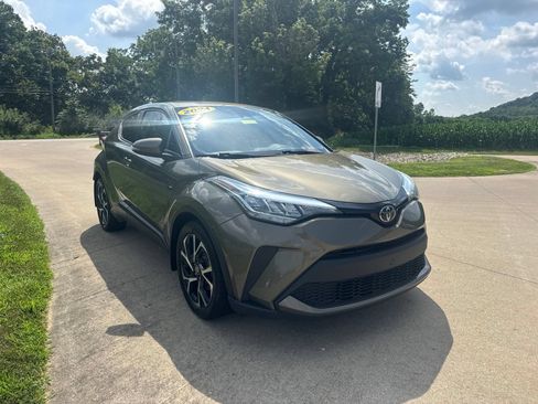 Used 2021 Toyota C-HR XLE FWD image 3