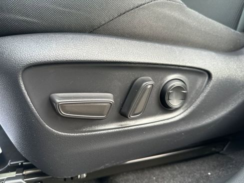 Used 2021 Toyota Venza LE image 4